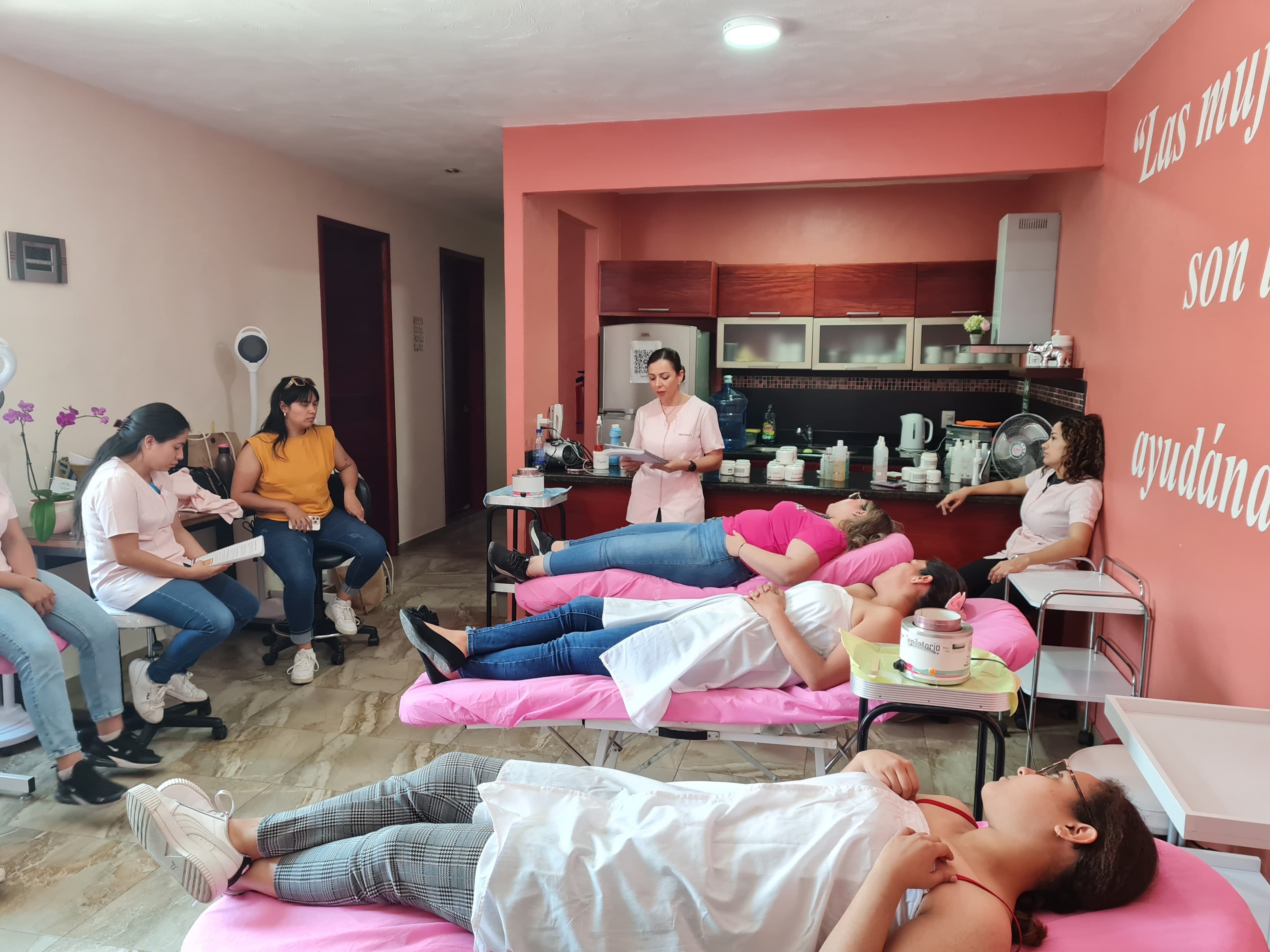 Alumnas de Academia Danas tomando clases para realizar práctica