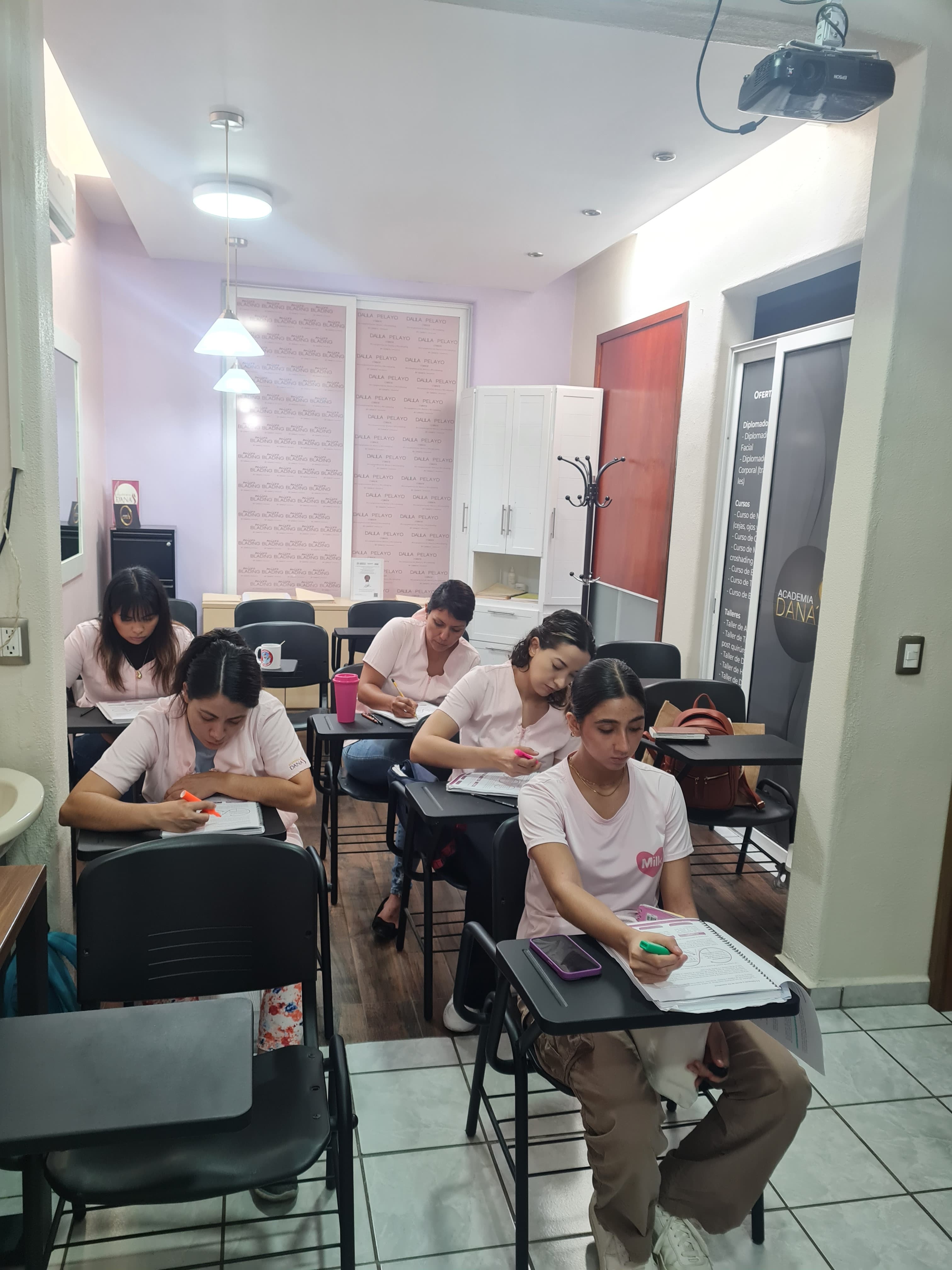 Alumnas tomando clases teóricas en el salón