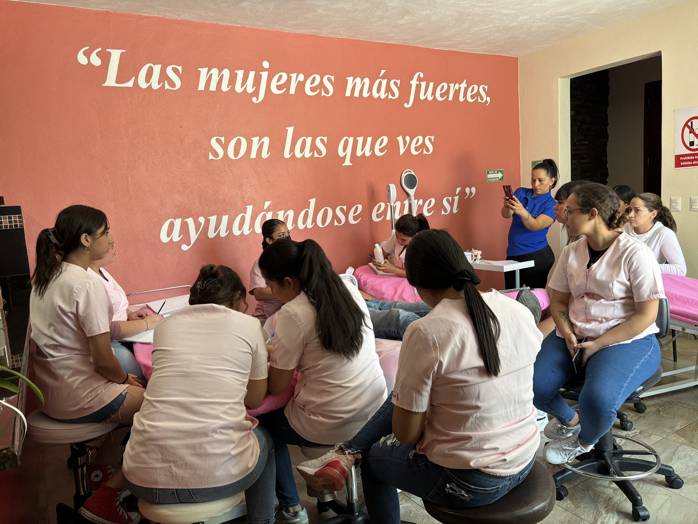Alumnas del Diplomado en Cosmetología praticando en las instalaciones de Academia Danas
