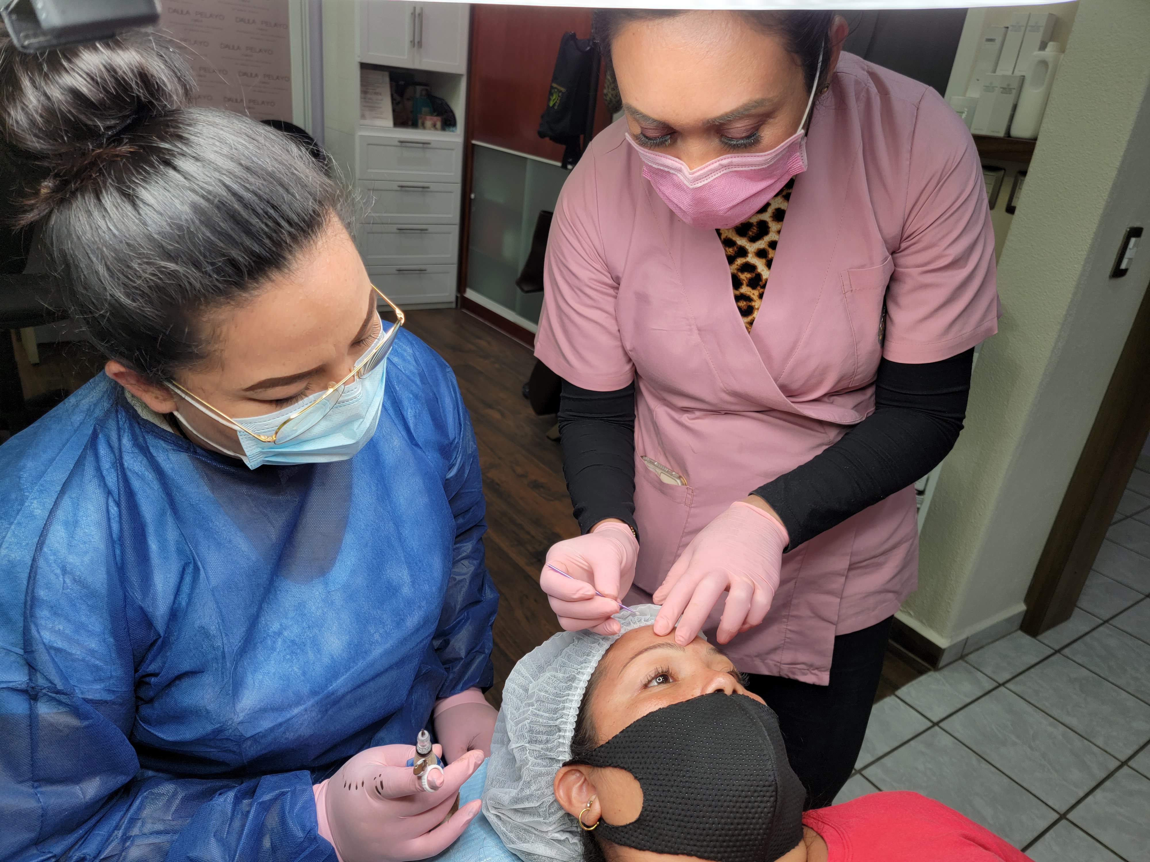 Práctica de microblading en Academia Danas