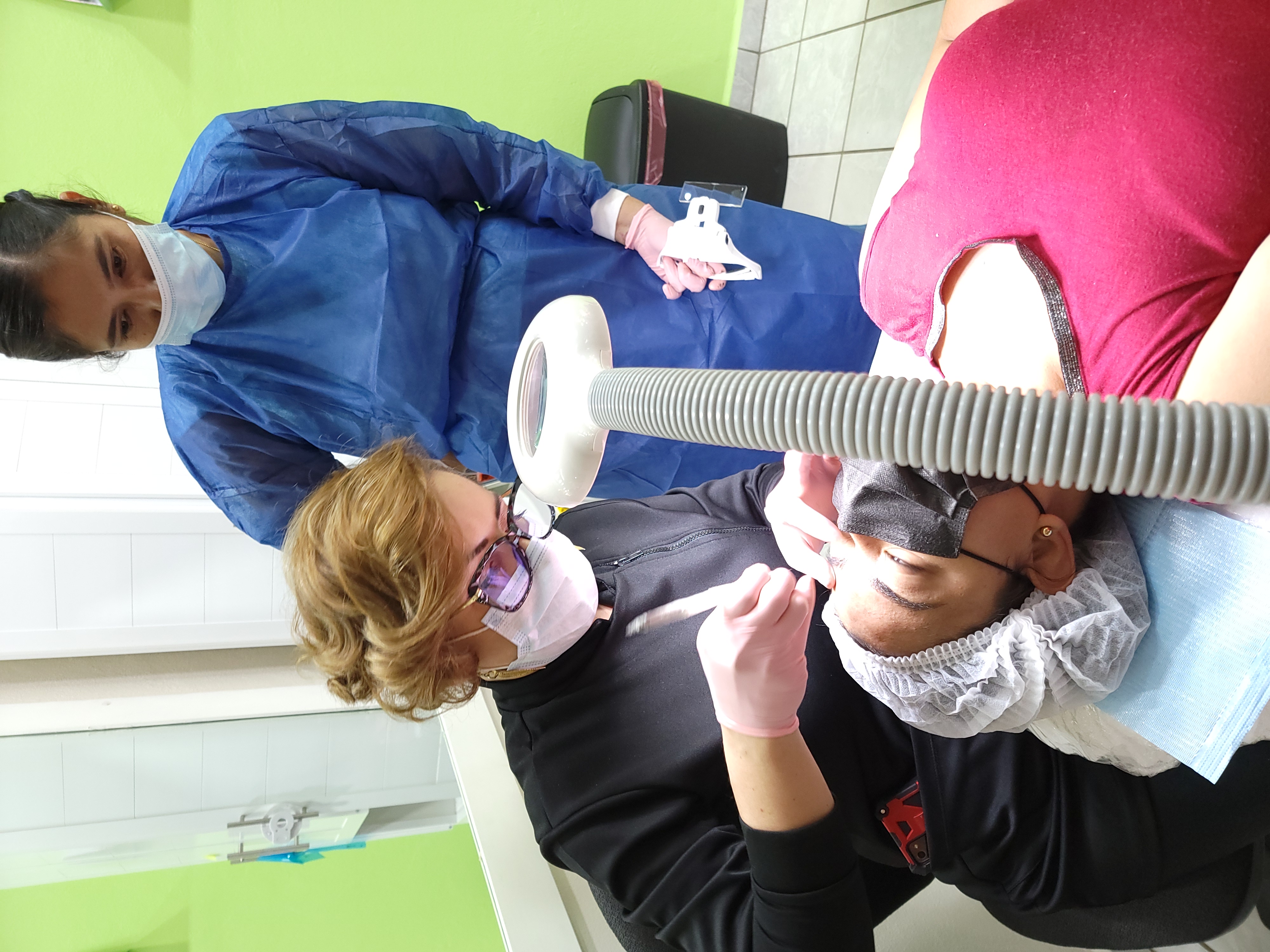 Alumnas aprendiendo micropigmentación